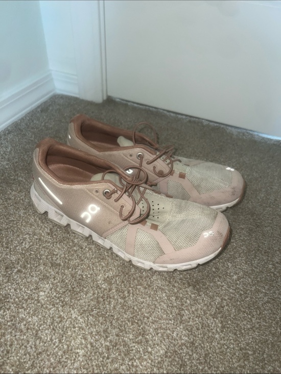 On Clouds Shoes - Light pink On Clouds check description